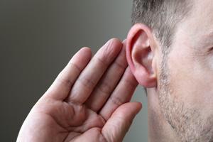 Tinnitus behandling mand lytter efter tinnitus