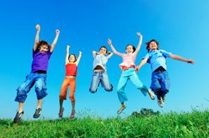 Selvværd børn - Glade børn hopper