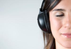 Kvinde lytter til meditations musik