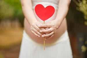 Gravid kvinde uden morgenkvalme holder hjerte