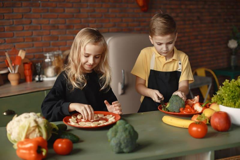 Børn hjælper med at tilberede maden