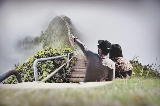 Par med udsigt over bjergsti